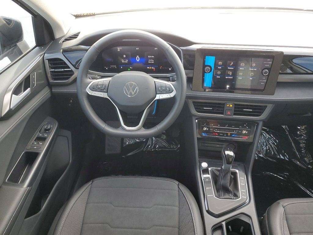 2025 Volkswagen Taos SE Black - Photo 16