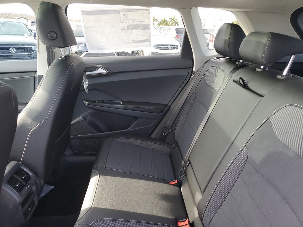 2025 Volkswagen Taos SE Black - Photo 12
