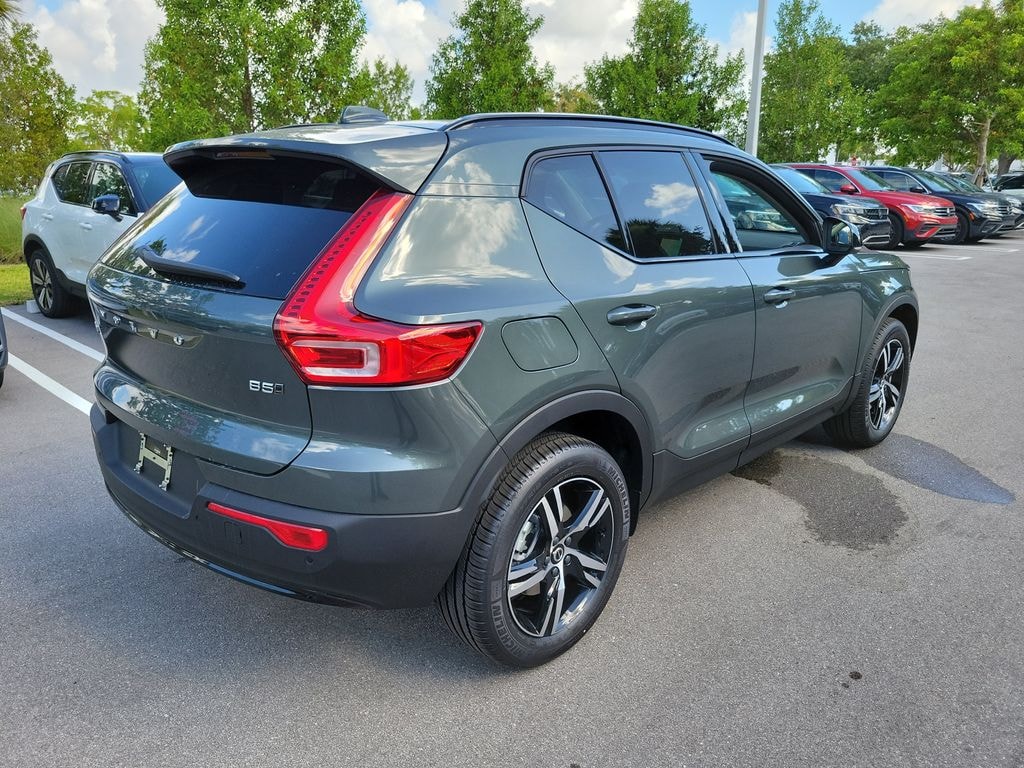 New 2026 Volvo XC40 B5 Core SUV