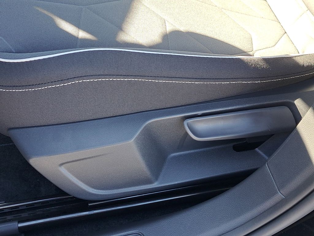2025 Volkswagen Jetta Sport - Photo 22
