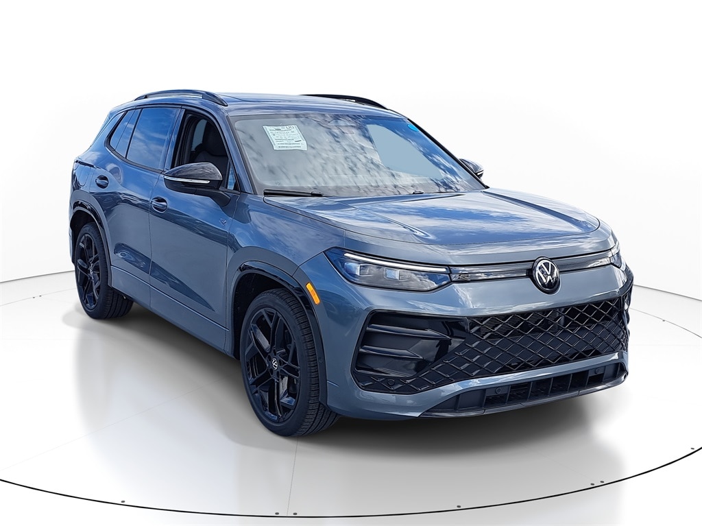 2026 Volkswagen Tiguan SE R-LINE BLACK's photo