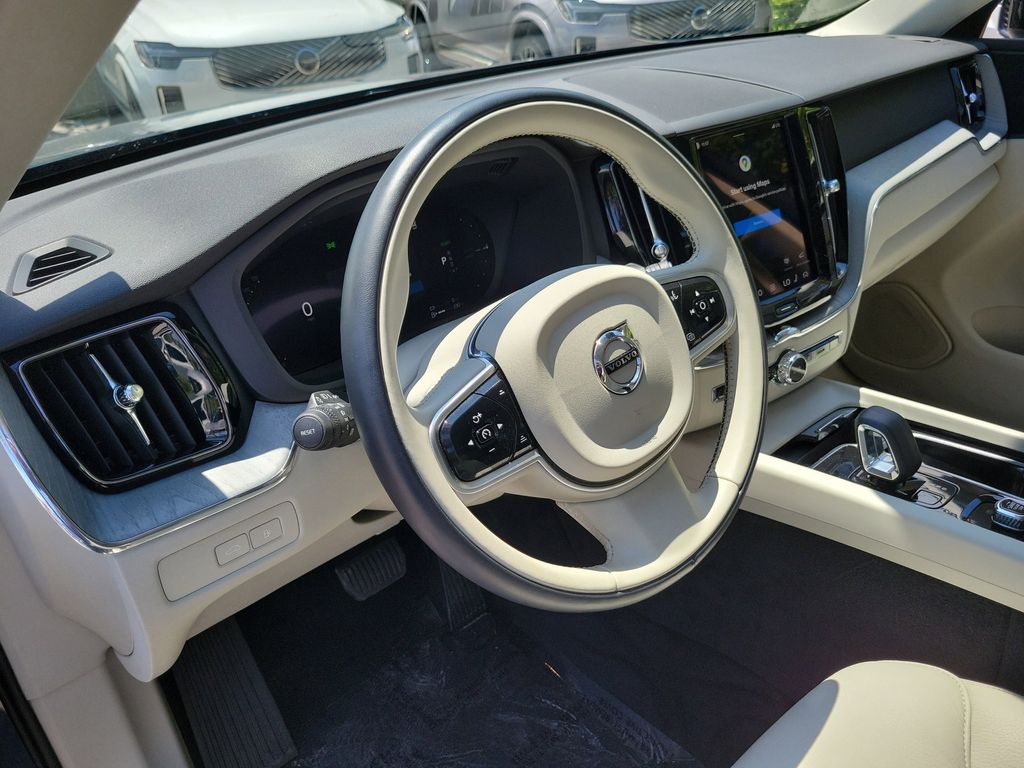 2025 Volvo XC60 Plus - Photo 19