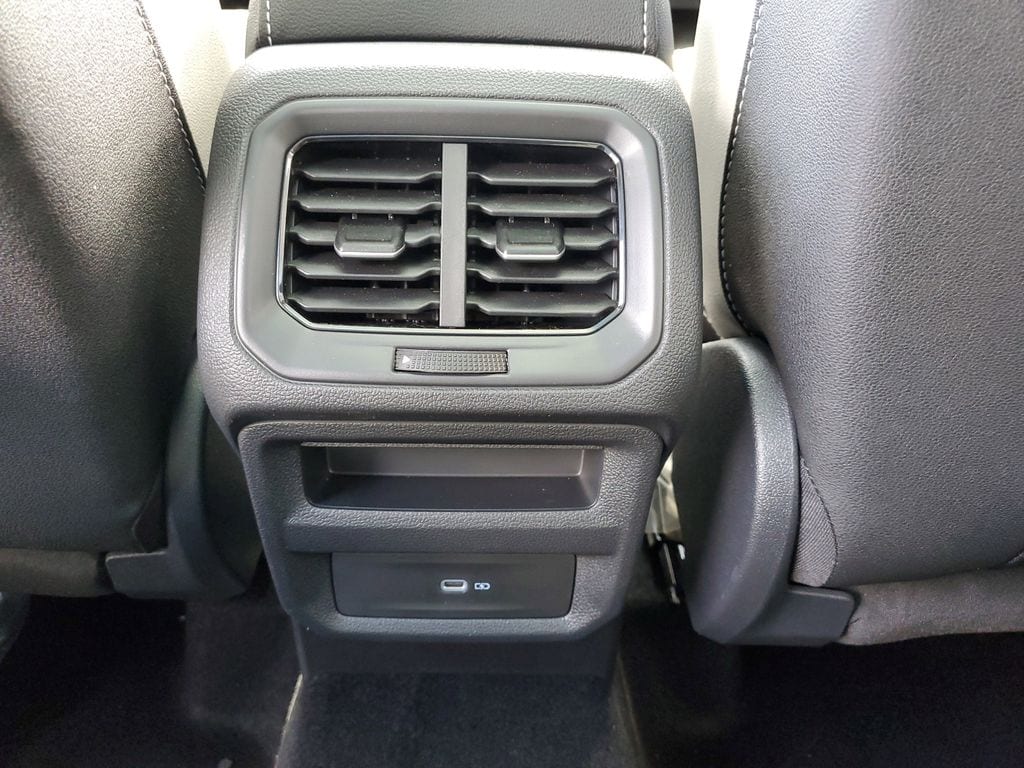 2025 Volkswagen Taos SE - Photo 14