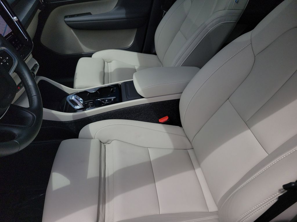 2025 Volvo XC40 Plus - Photo 21