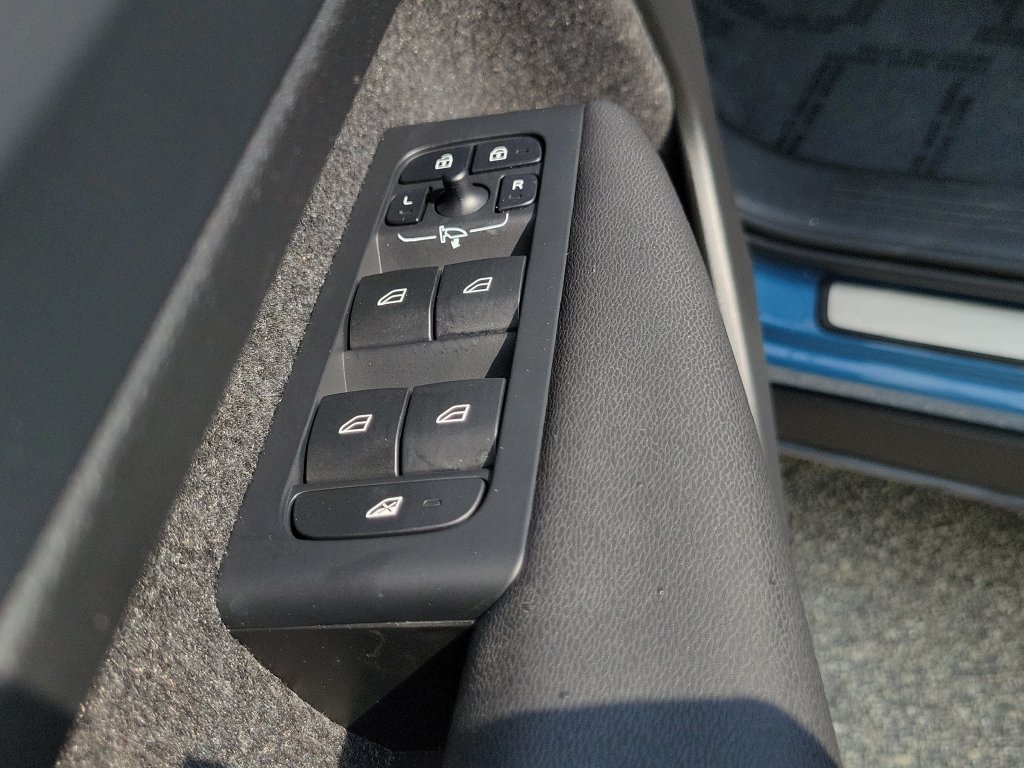 2024 Volvo XC40 Plus - Photo 18