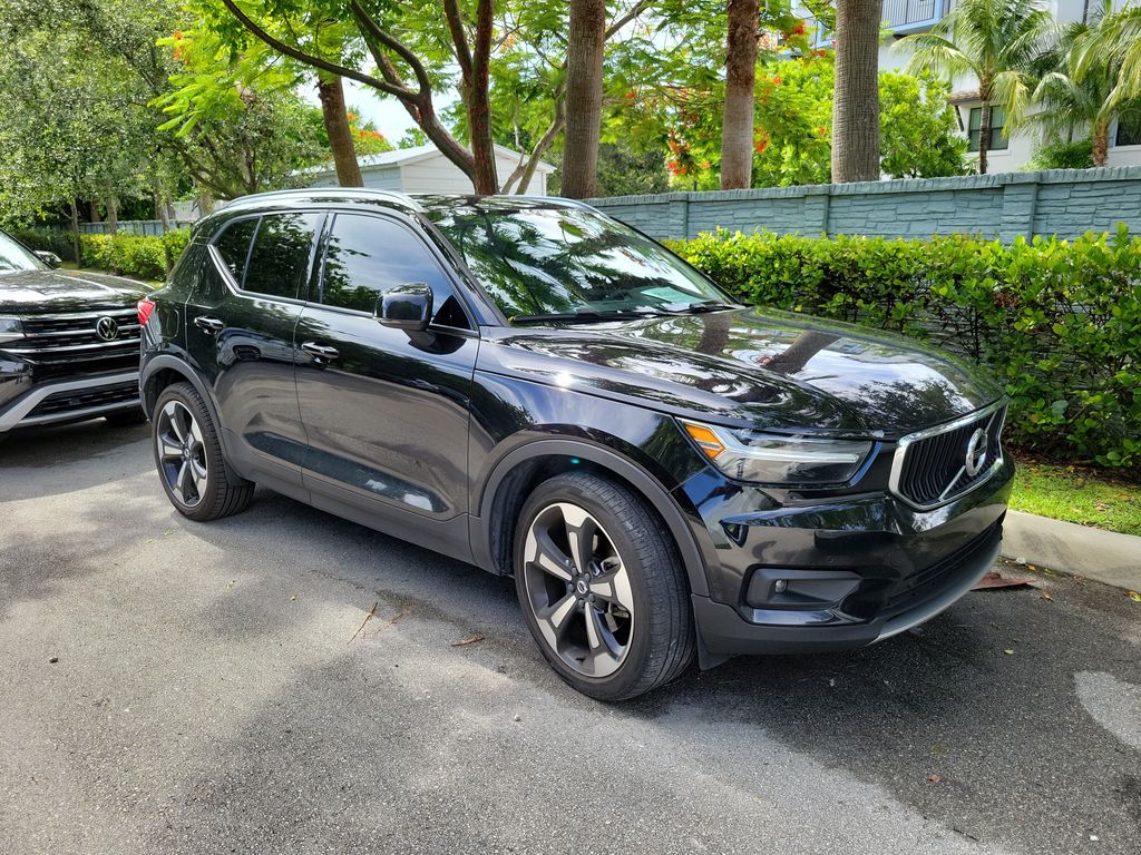 2022 Volvo XC40 T5 Momentum AWD's photo