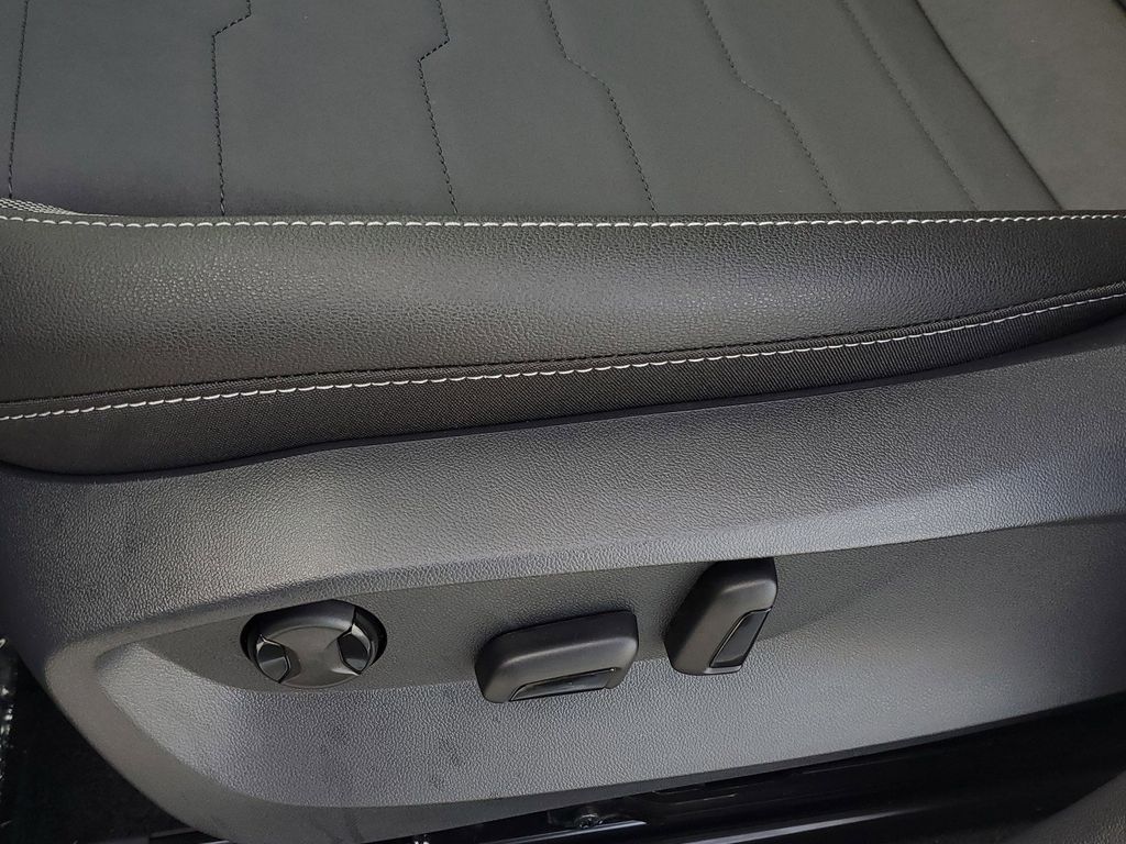2025 Volkswagen Taos SE Black - Photo 25