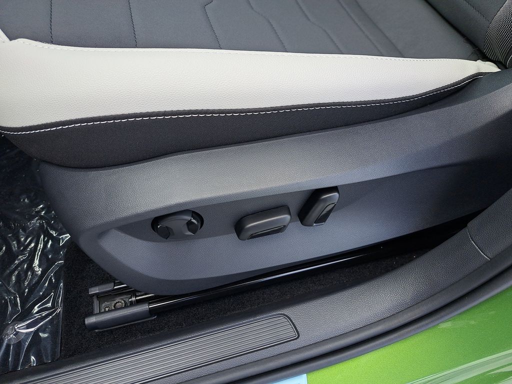 2025 Volkswagen Taos SE - Photo 22