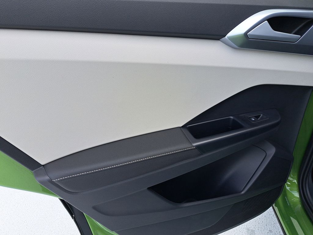 2025 Volkswagen Taos SE - Photo 9