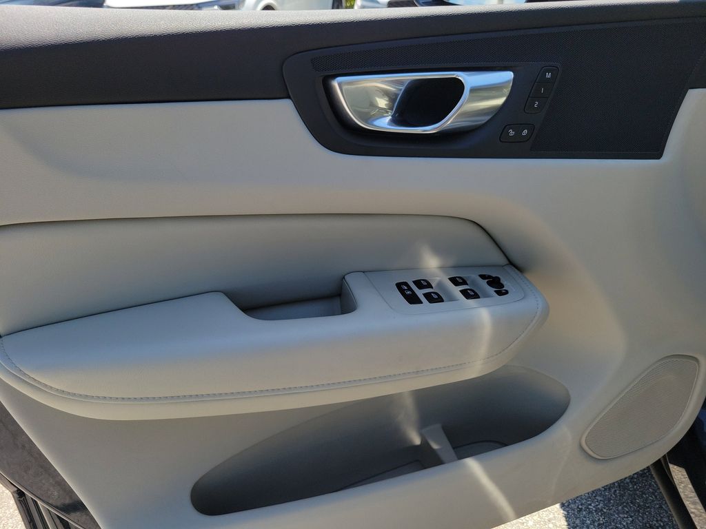 2025 Volvo XC60 Plus - Photo 17