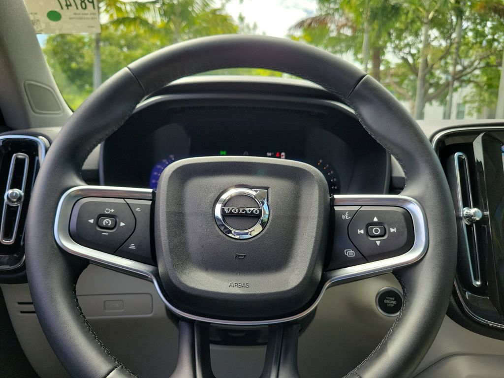 2025 Volvo XC40 Plus - Photo 23