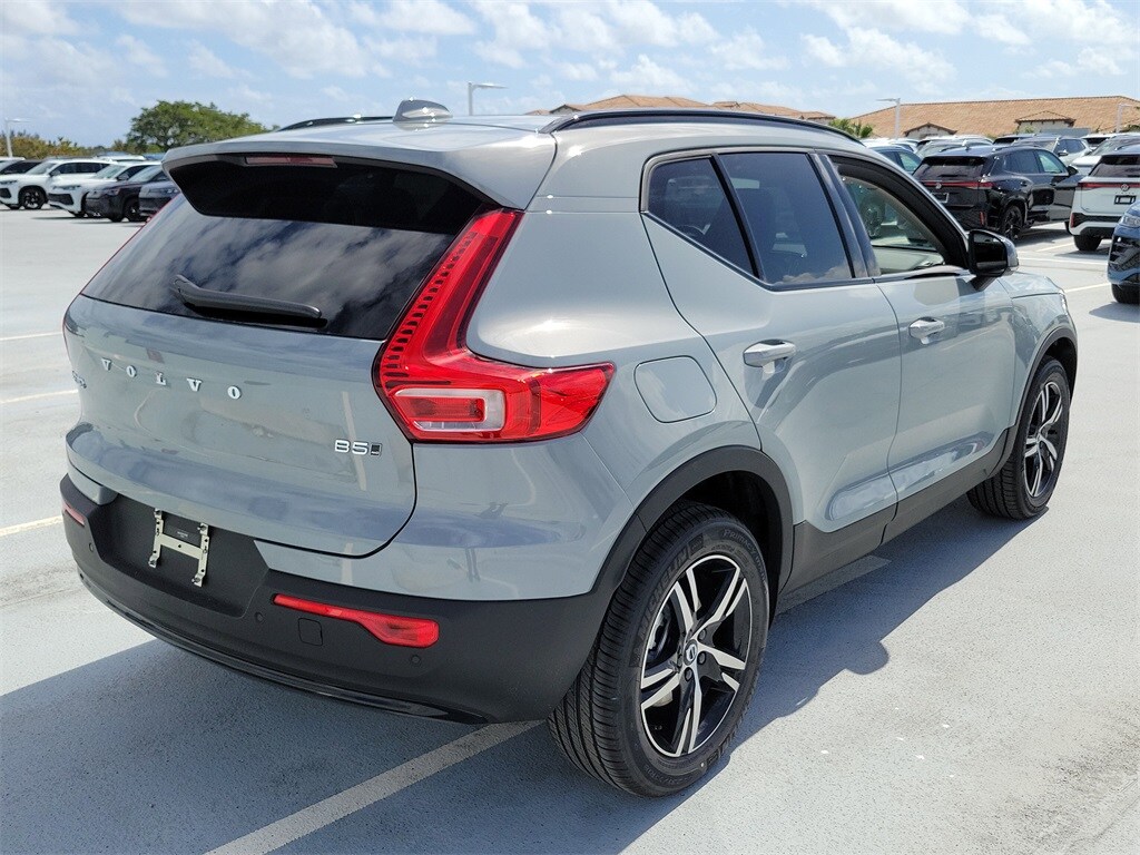 New 2026 Volvo XC40 B5 Core SUV