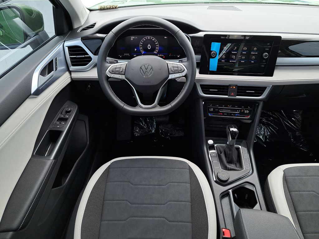 2025 Volkswagen Taos SE - Photo 14
