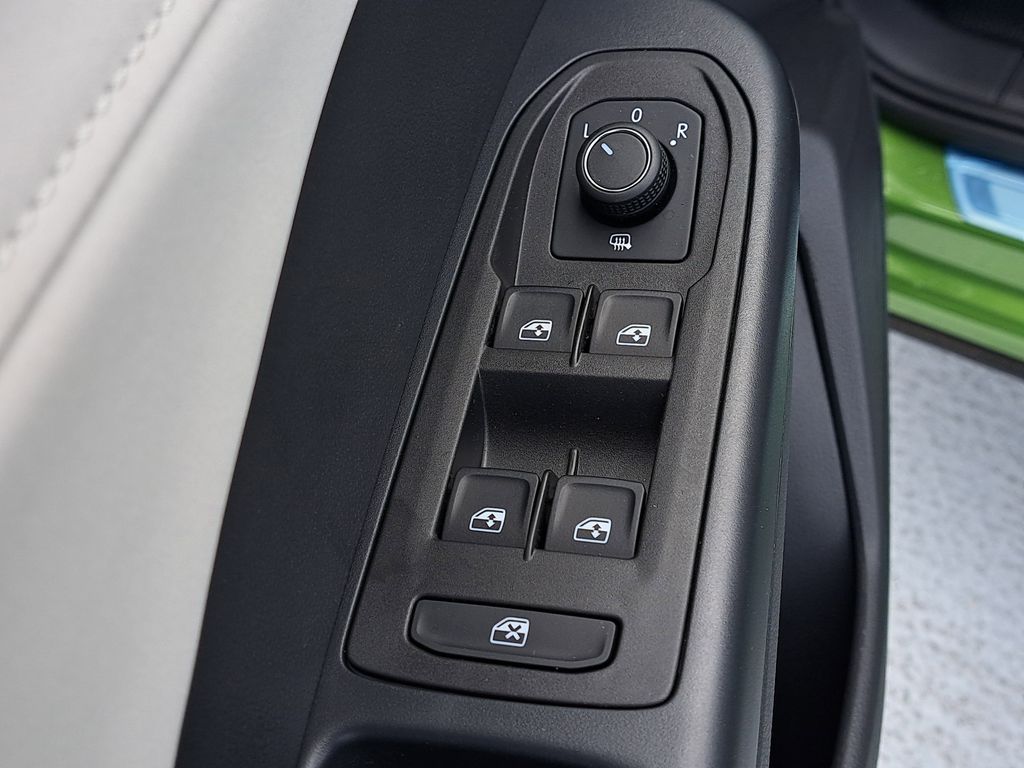 2025 Volkswagen Taos SE - Photo 17
