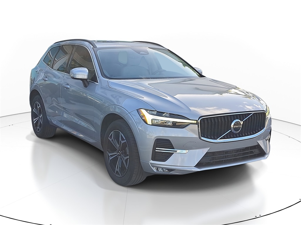 2022 Volvo XC60 Momentum's photo