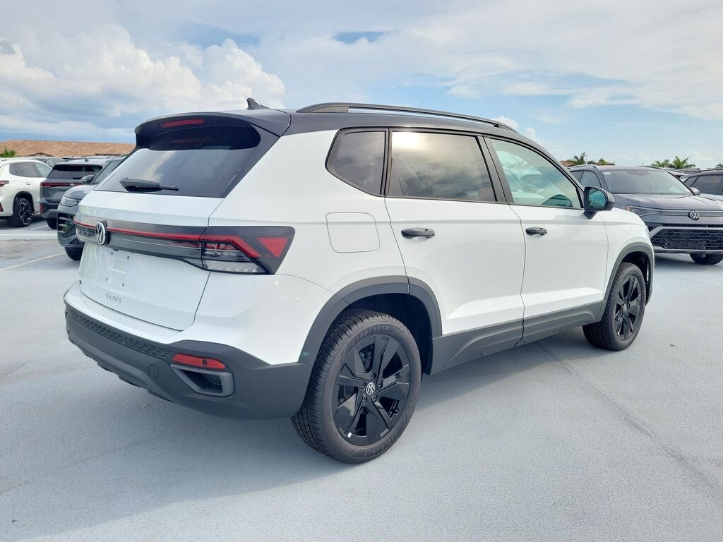 New 2026 Volkswagen Taos 1.5T SE Black SUV