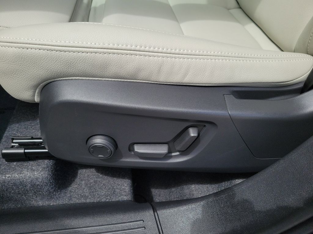 2025 Volvo XC40 Plus - Photo 22