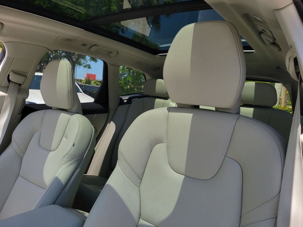 2025 Volvo XC60 Plus - Photo 20