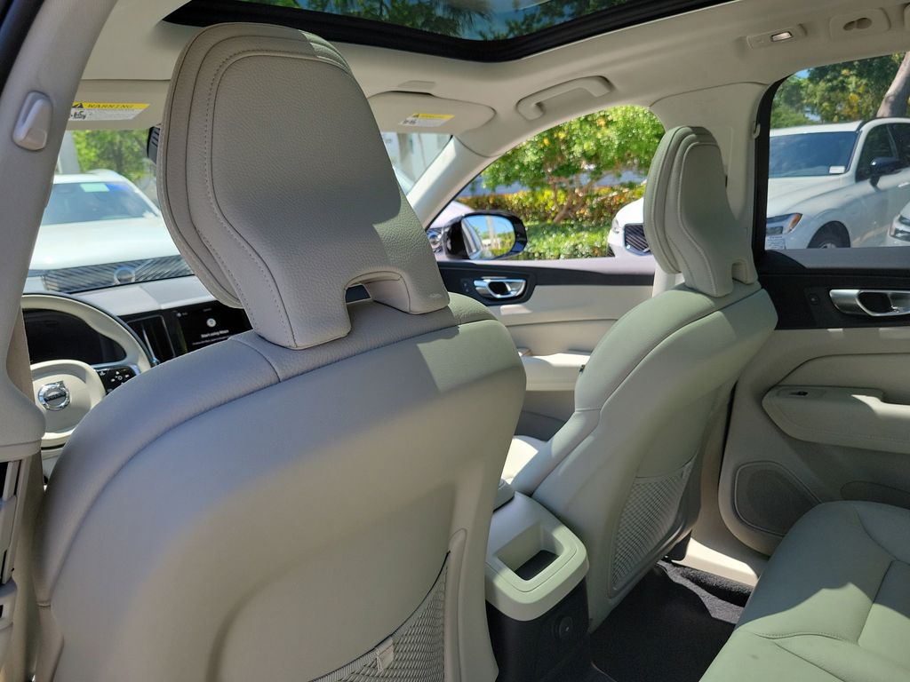 2025 Volvo XC60 Plus - Photo 13