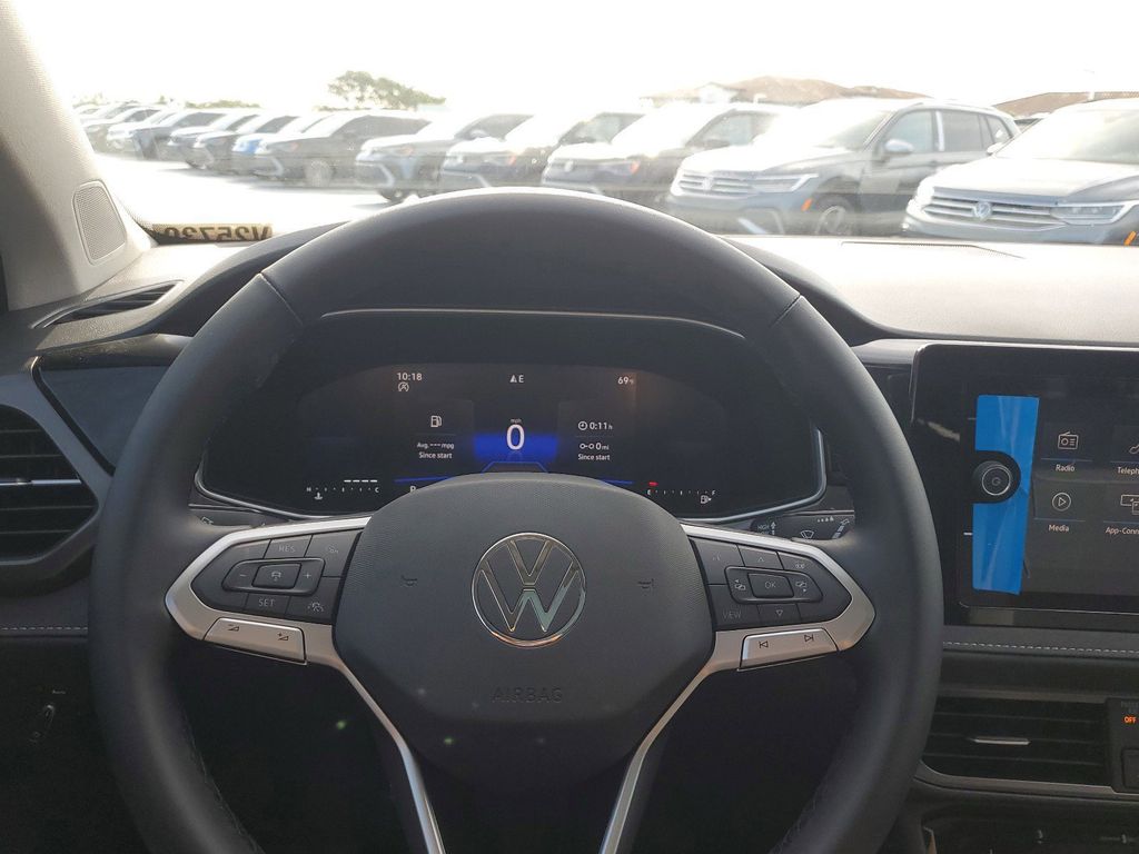 2025 Volkswagen Taos SE Black - Photo 27