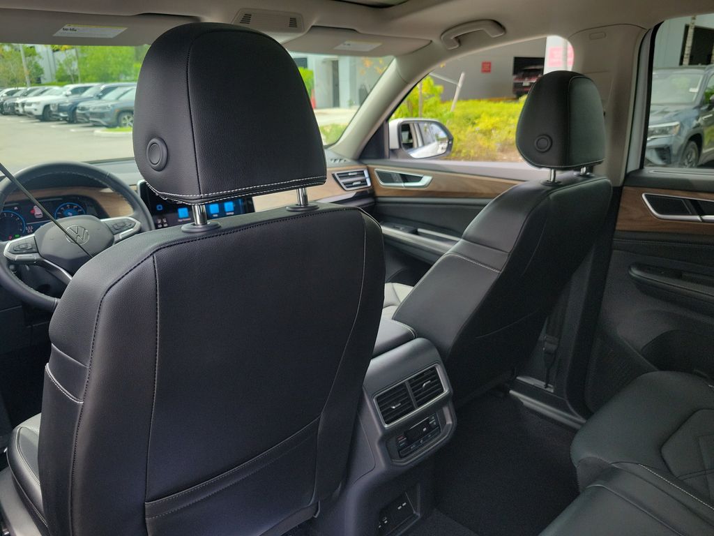 2024 Volkswagen Atlas SE w/Tech - Photo 13