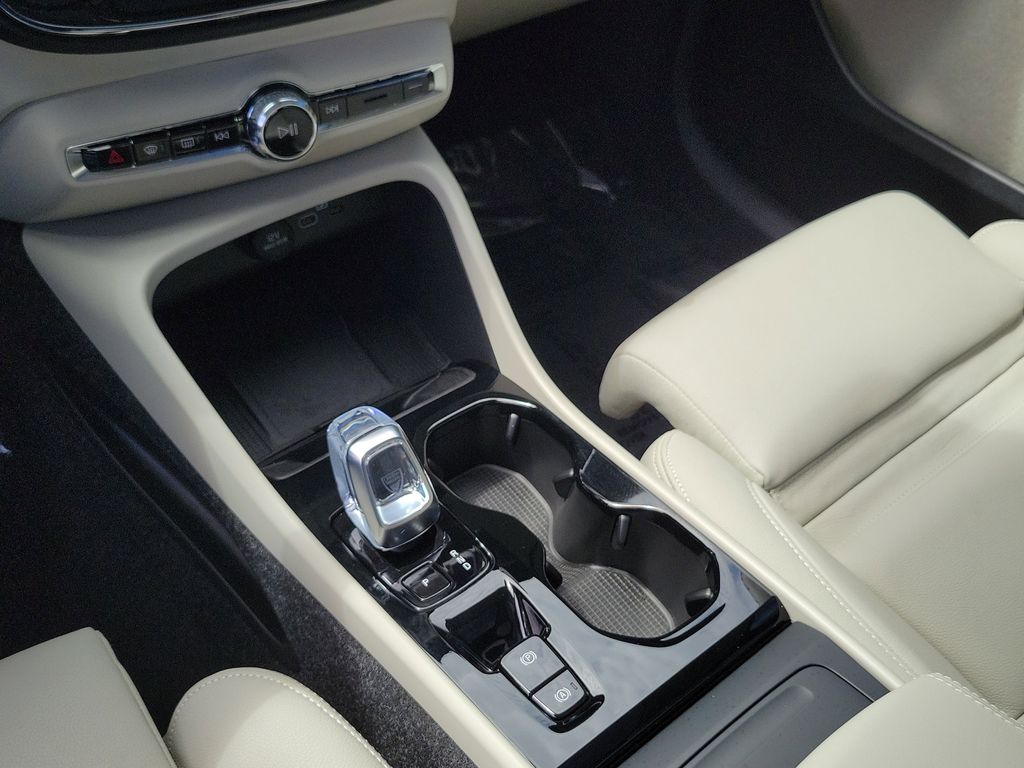 2025 Volvo XC40 Plus - Photo 30