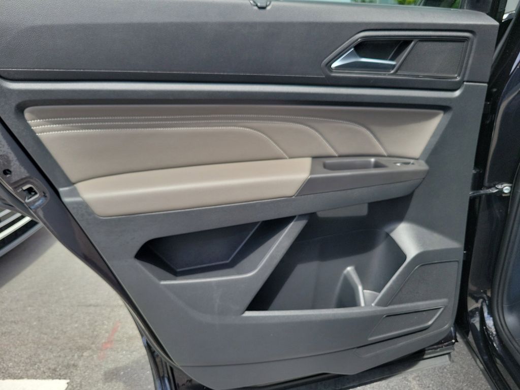 2023 Volkswagen Atlas SE w/Tech - Photo 9
