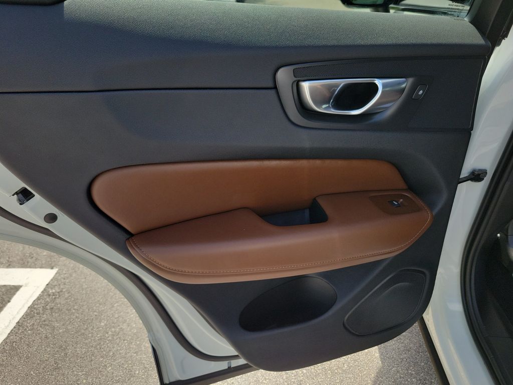 2024 Volvo XC60 Plus - Photo 10