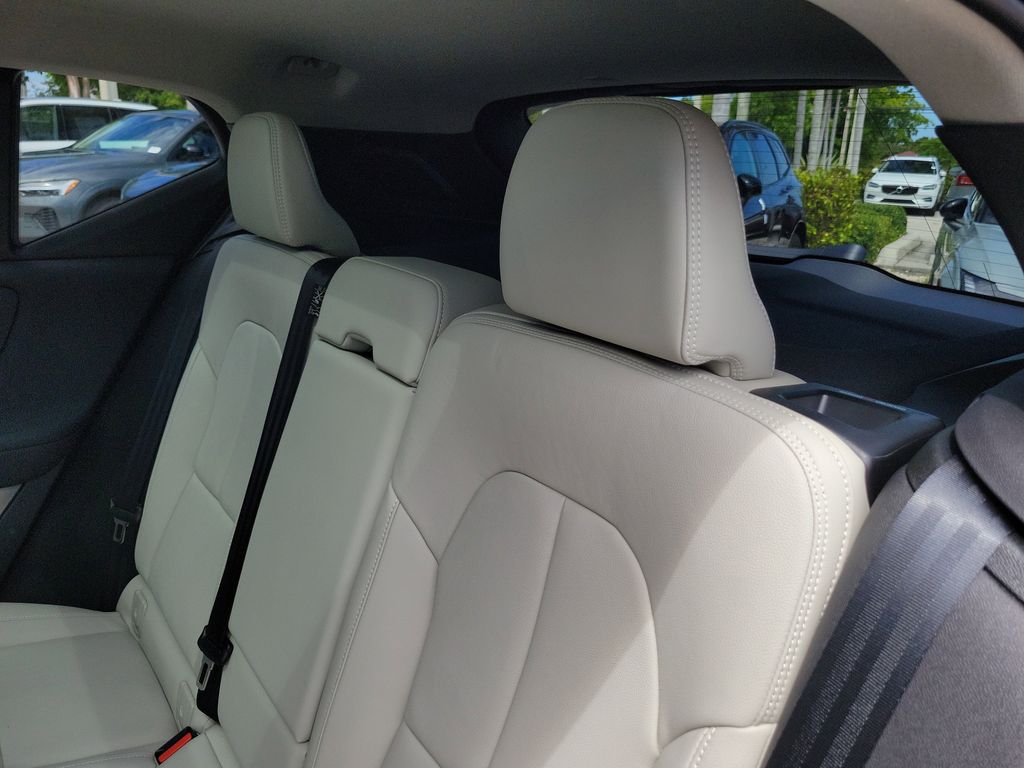 2025 Volvo XC40 Plus - Photo 11
