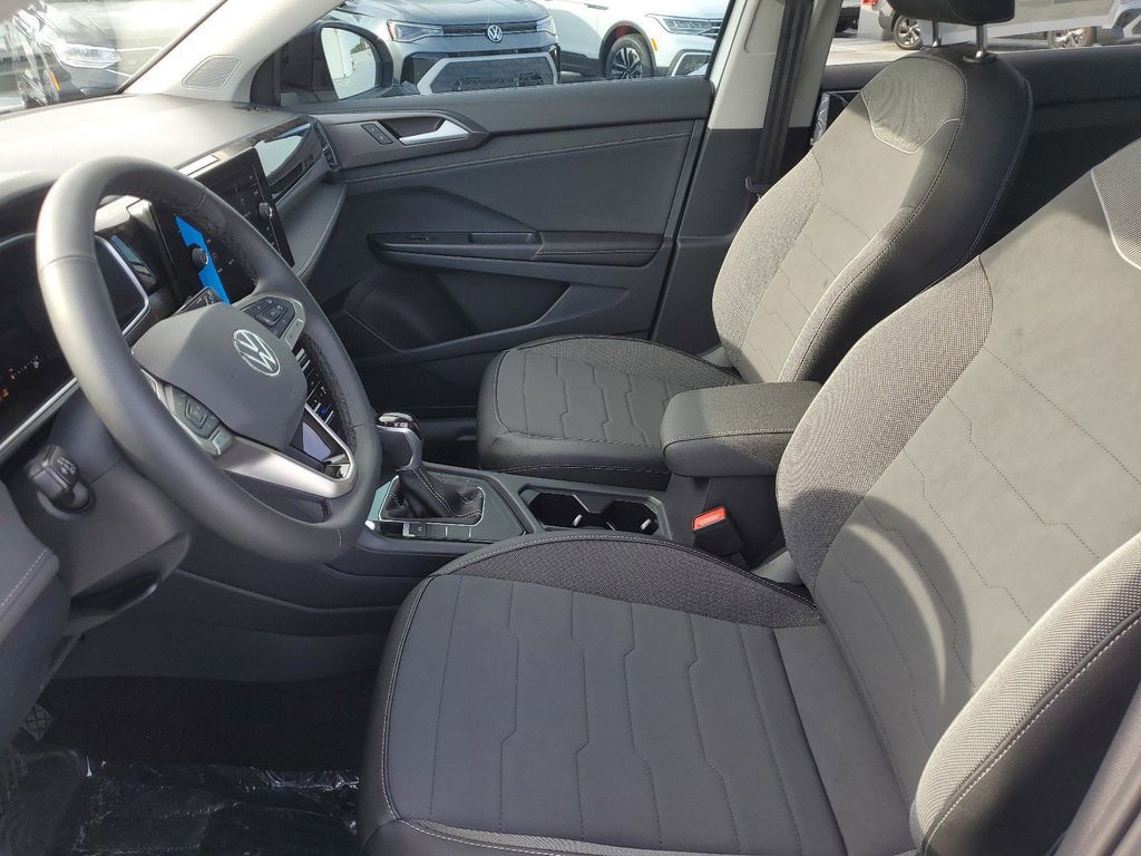 2025 Volkswagen Taos SE Black - Photo 24