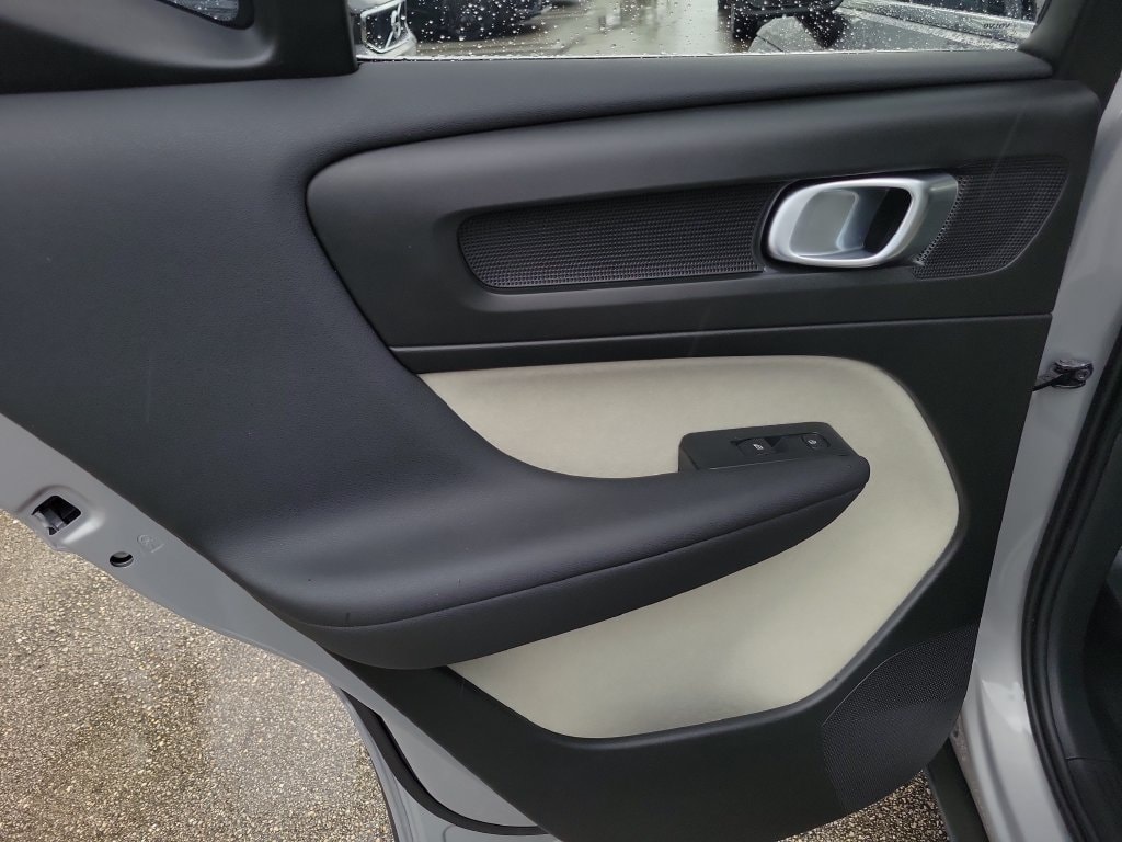 2024 Volvo XC40 Plus - Photo 10