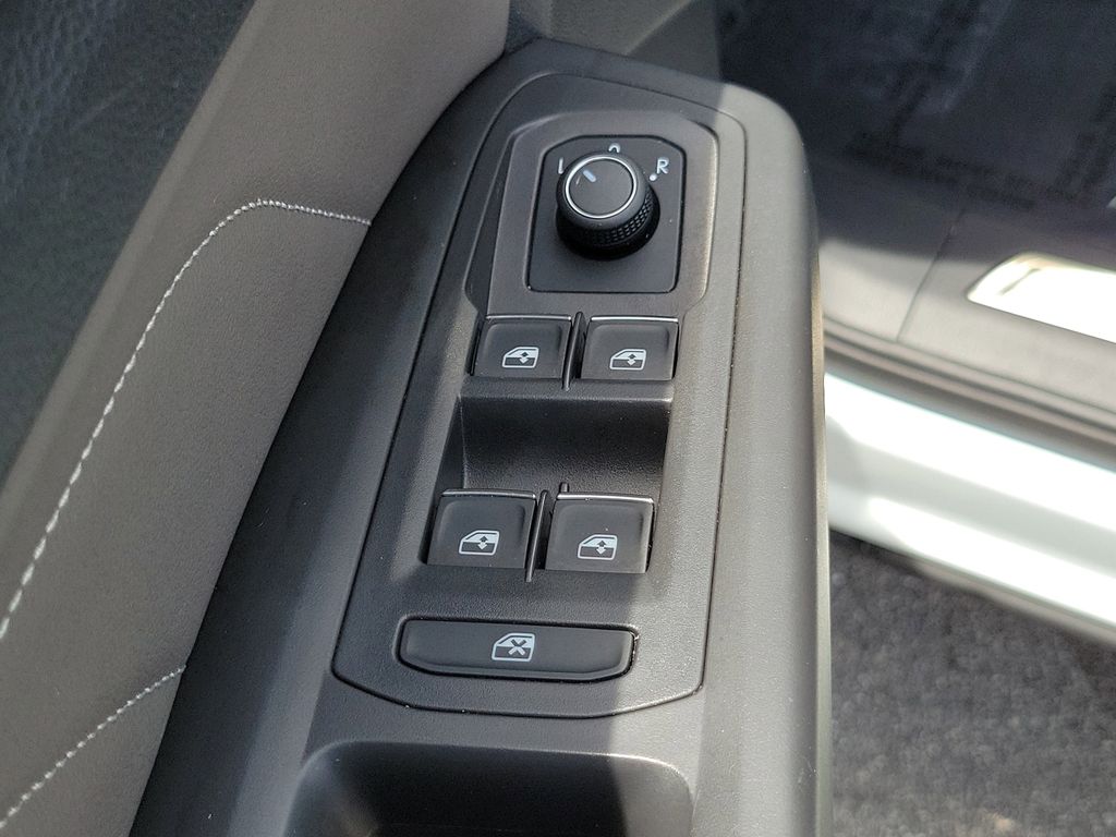 2023 Volkswagen Atlas SE w/Tech - Photo 19