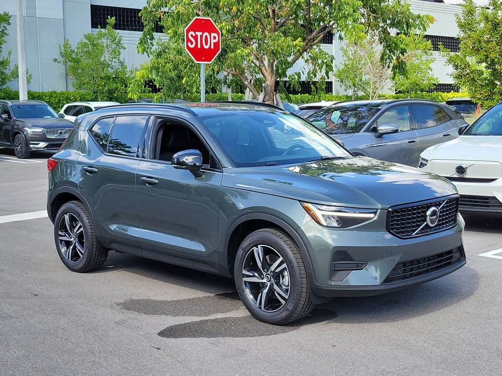 New 2026 Volvo XC40 B5 Core SUV