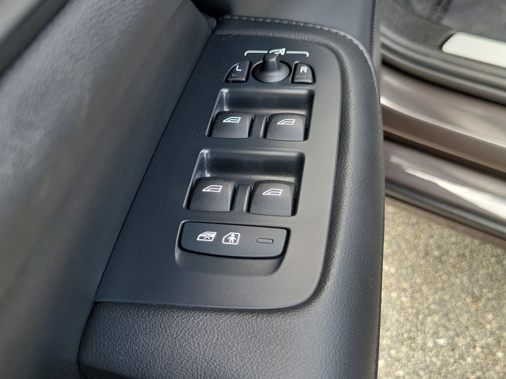 2024 Volvo S60 Plus - Photo 17