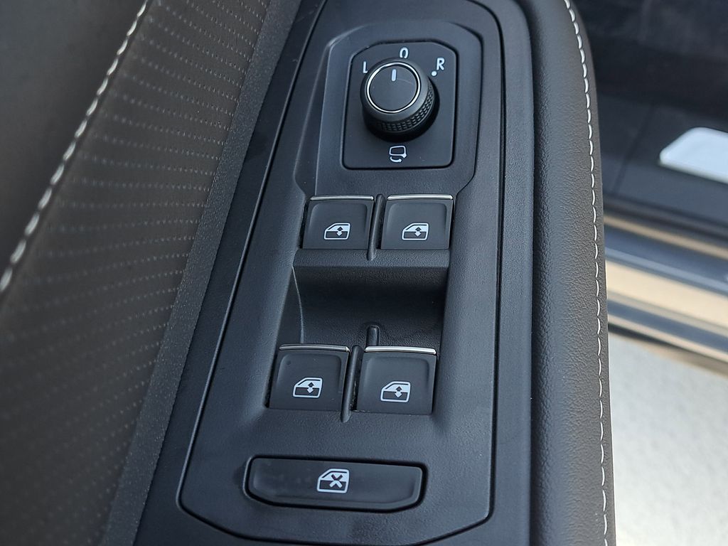 2025 Volkswagen Atlas SEL Premium R-Line - Photo 19