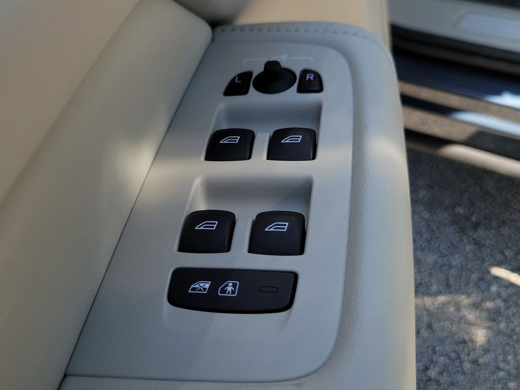 2025 Volvo XC60 Plus - Photo 18