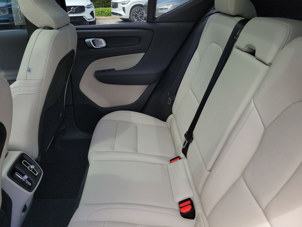 2025 Volvo XC40 Plus - Photo 12