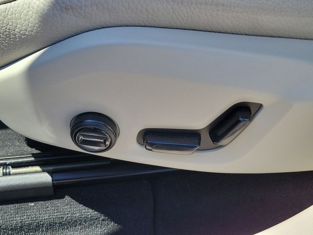 2025 Volvo XC60 Plus - Photo 22