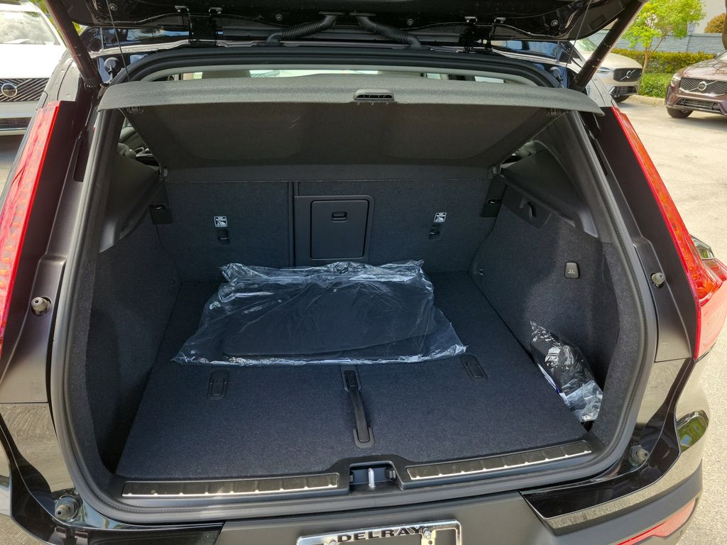2025 Volvo XC40 Plus - Photo 7