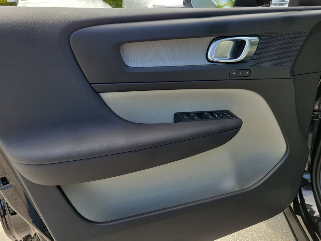 2025 Volvo XC40 Plus - Photo 17