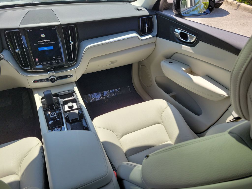 2025 Volvo XC60 Plus - Photo 16