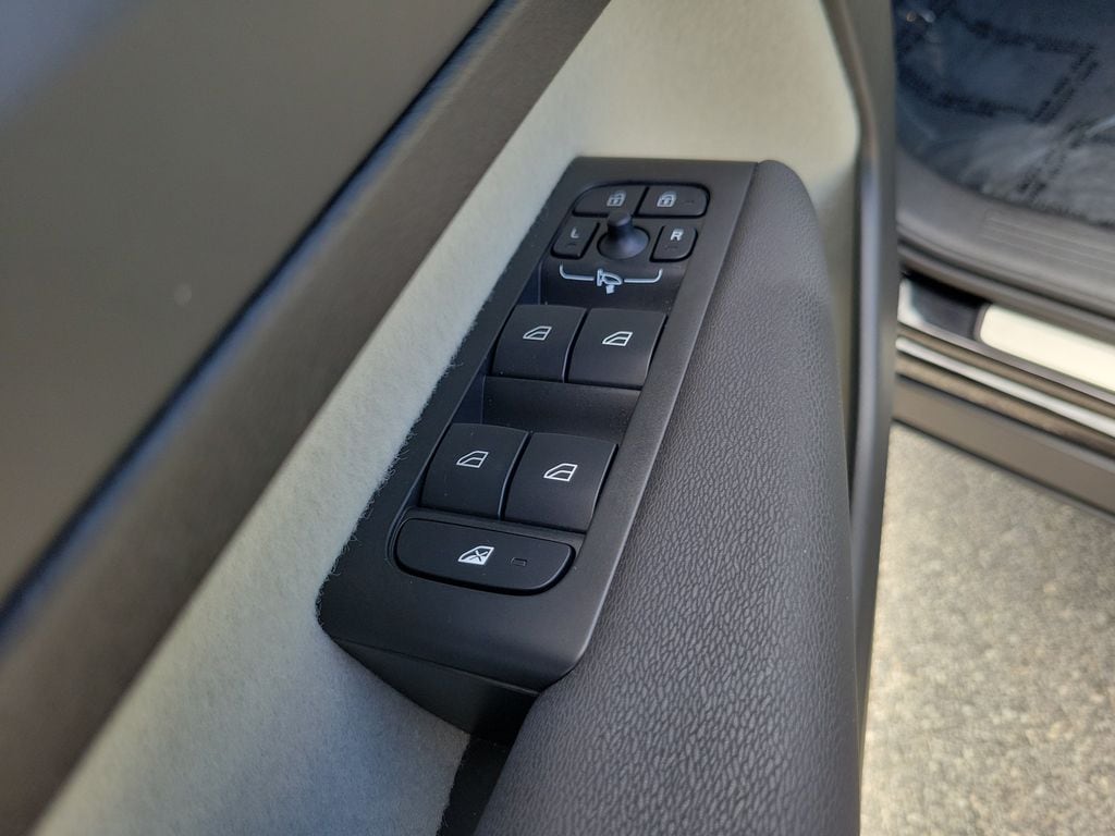 2025 Volvo XC40 Plus - Photo 18