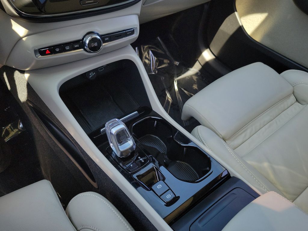 2023 Volvo XC40 Plus | CarEdge | CarEdge