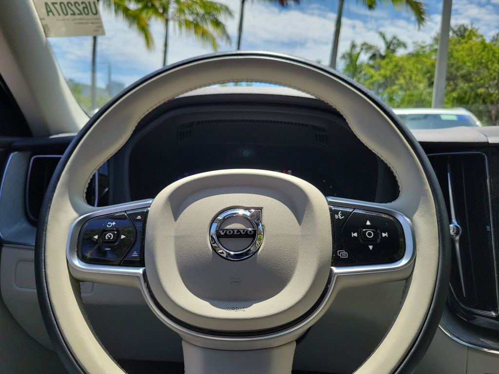 2025 Volvo XC60 Plus - Photo 23