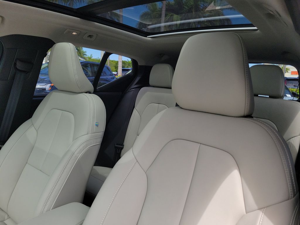 2025 Volvo XC40 Plus - Photo 20