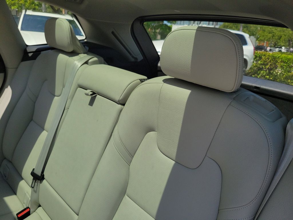 2025 Volvo XC60 Plus - Photo 11
