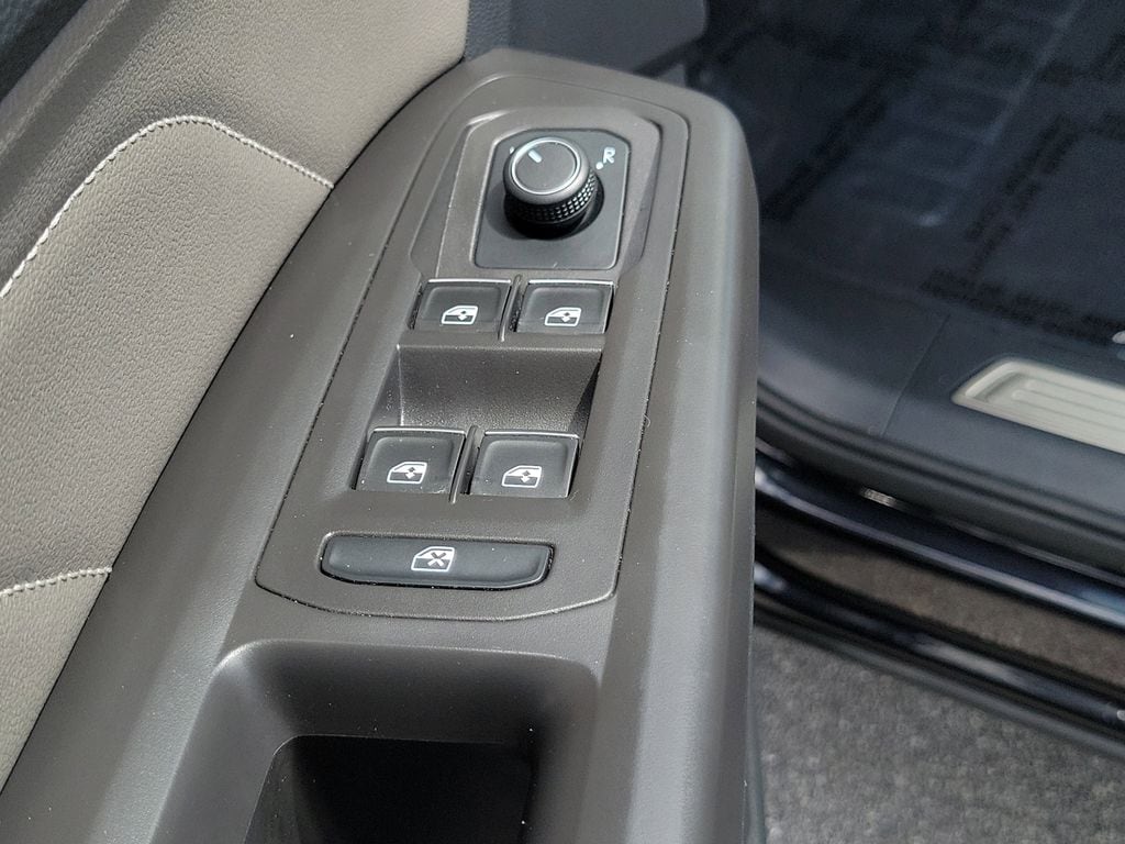 2023 Volkswagen Atlas SE w/Tech - Photo 19