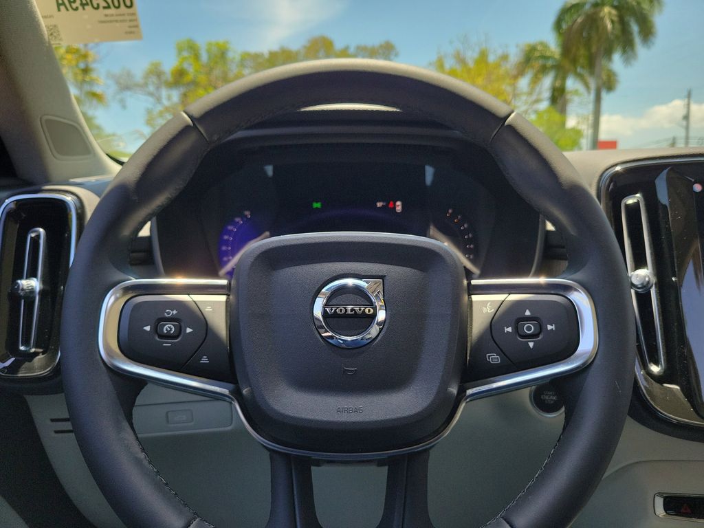 2023 Volvo XC40 Plus - Photo 23