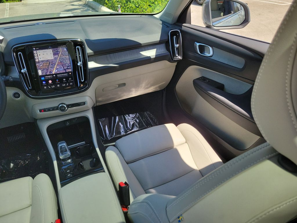 2024 Volvo XC40 Plus - Photo 16