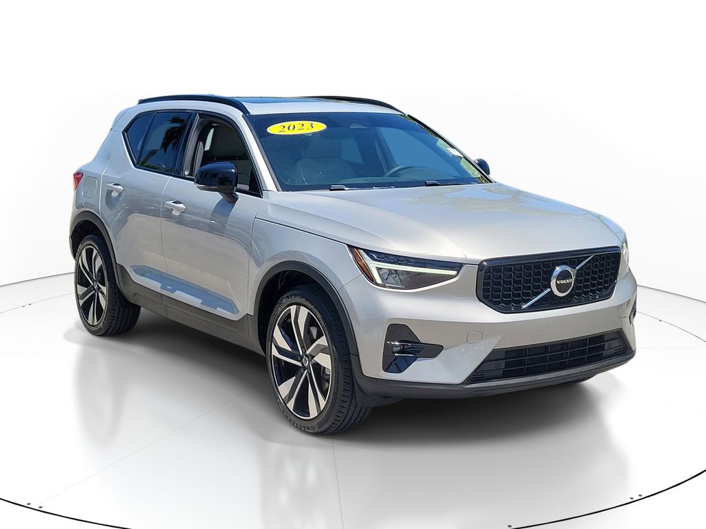 2023 Volvo XC40 B5 Plus Dark AWD's photo